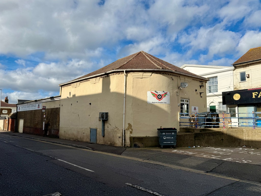 Lot: 57 - SNOOKER HALL WITH LAPSED PLANNING FOR THREE HOUSES - External view